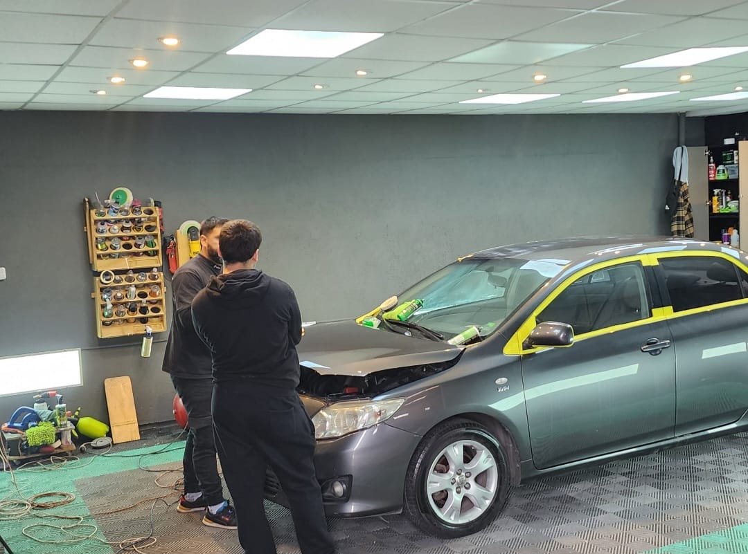 Mauro asesorando a alumno en el taller